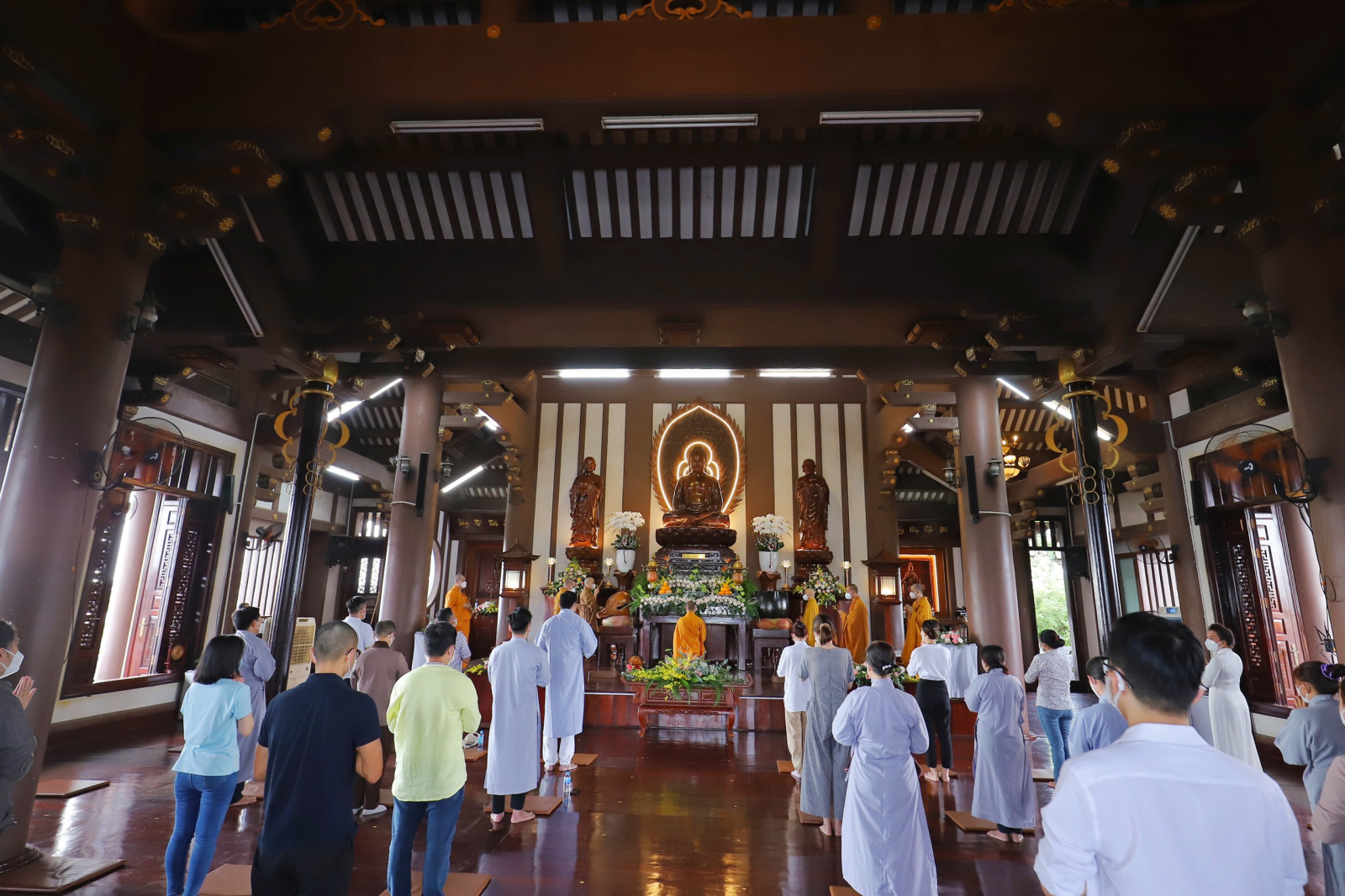 tu vien khanh an trang nghiem to chuc le cau sieu chu huong linh qua vang vi dich covid 19