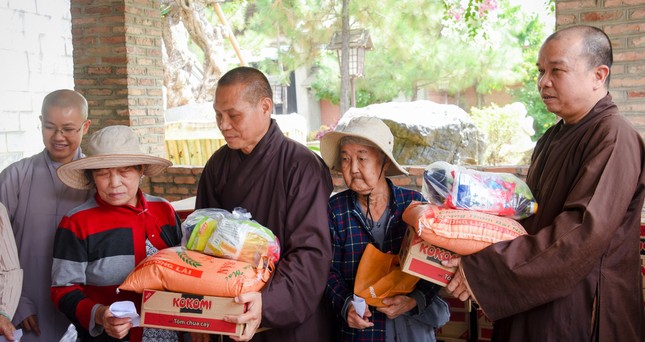 tu vien khanh an tuong niem to khai son va trao tang 450 phan qua tet