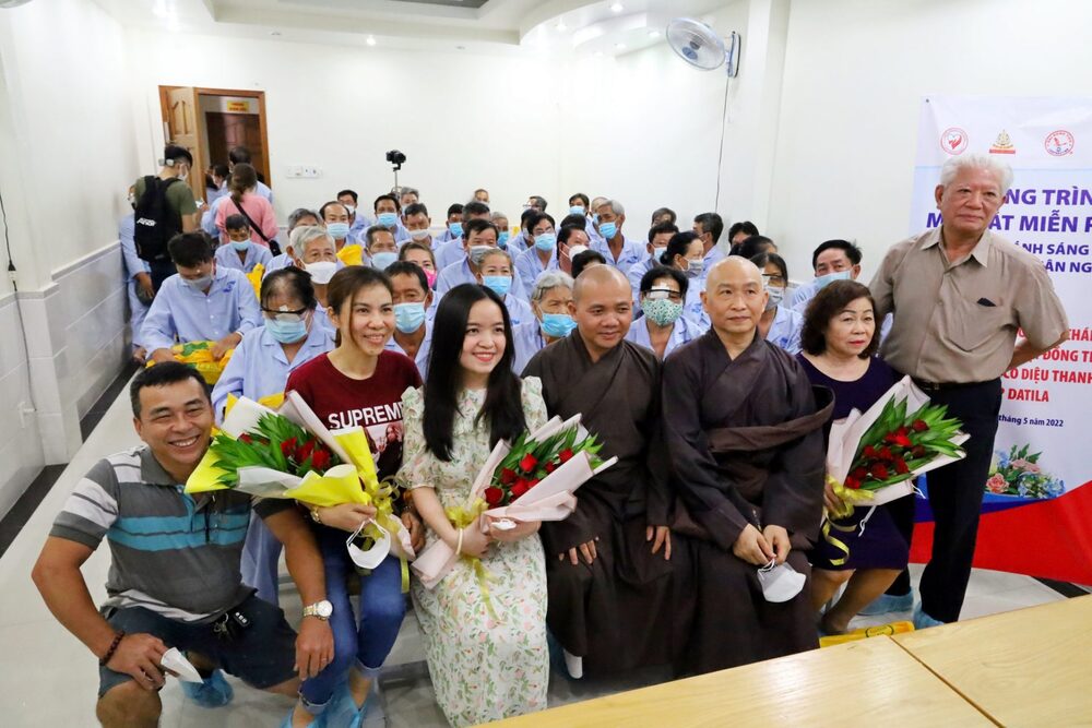 tu vien kim cang thuc hien chuong trinh  ??anh sang tu bi ?? ho tro mo mat mien phi