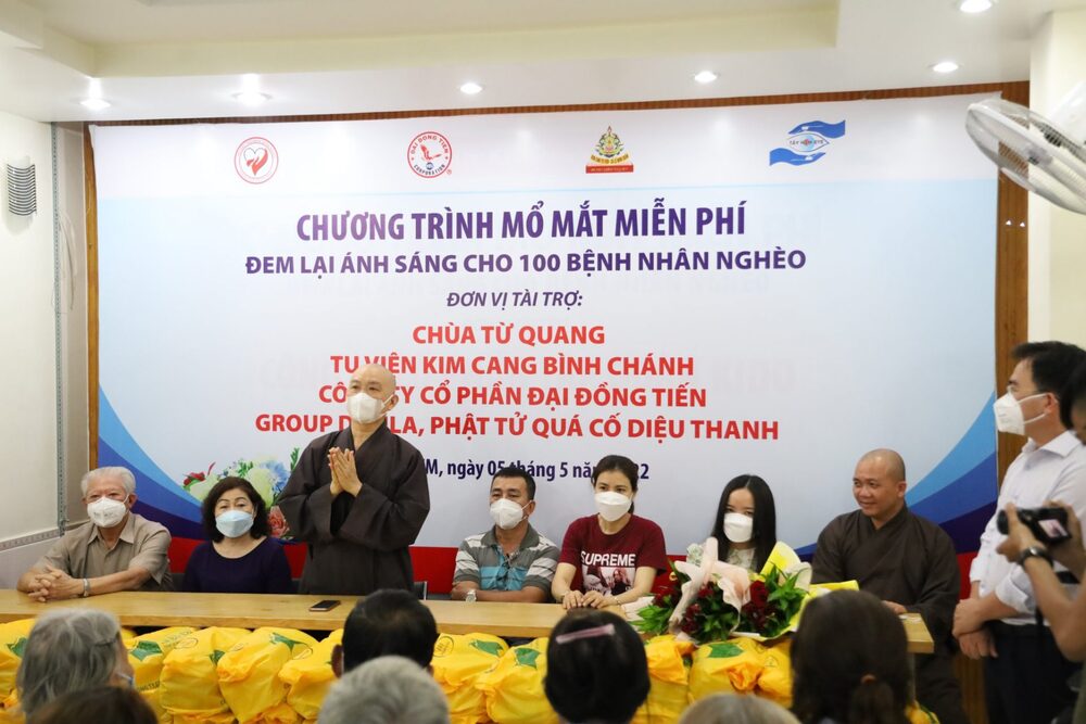 tu vien kim cang thuc hien chuong trinh  ??anh sang tu bi ?? ho tro mo mat mien phi