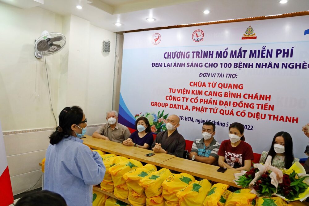 tu vien kim cang thuc hien chuong trinh  ??anh sang tu bi ?? ho tro mo mat mien phi