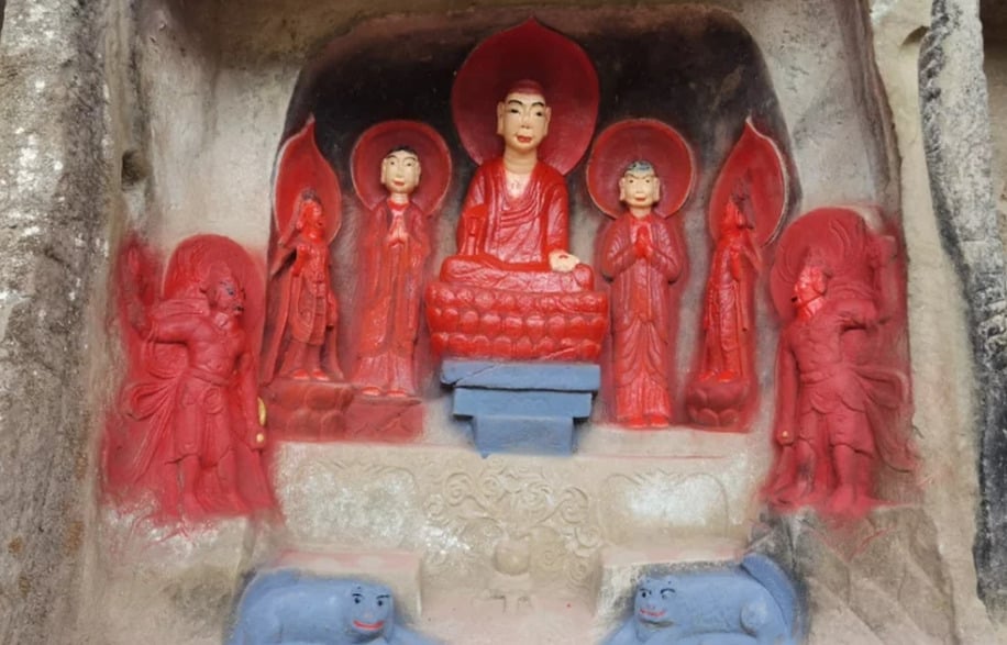 tuong phat co hang nghin nam tuoi bi du khach boi mau xanh do lem nhem