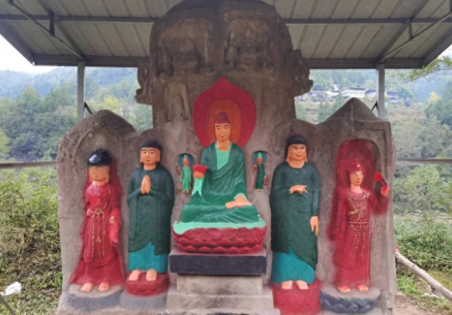 tuong phat co hang nghin nam tuoi bi du khach boi mau xanh do lem nhem
