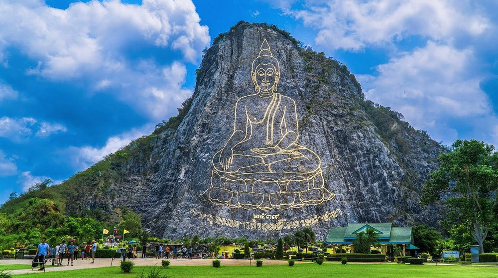 tuong phat khong lo duoc khac bang vang tren nui o thai lan