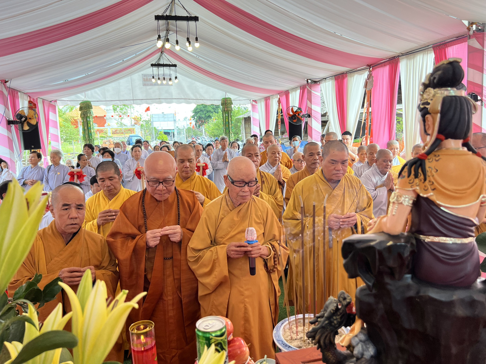 vinh long  le dat da trung tu chua phuoc thanh