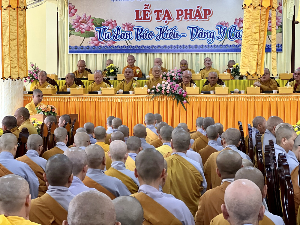 vinh long  trang nghiem le ta phap khoa an cu kiet ha pl 2567 tai chua thien phuoc