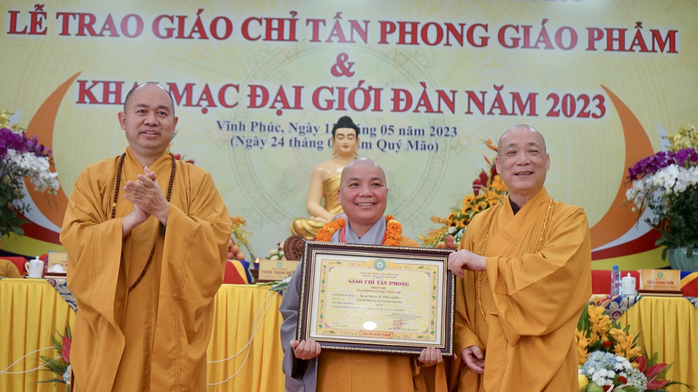 vinh phuc  le trao giao chi tan phong giao pham