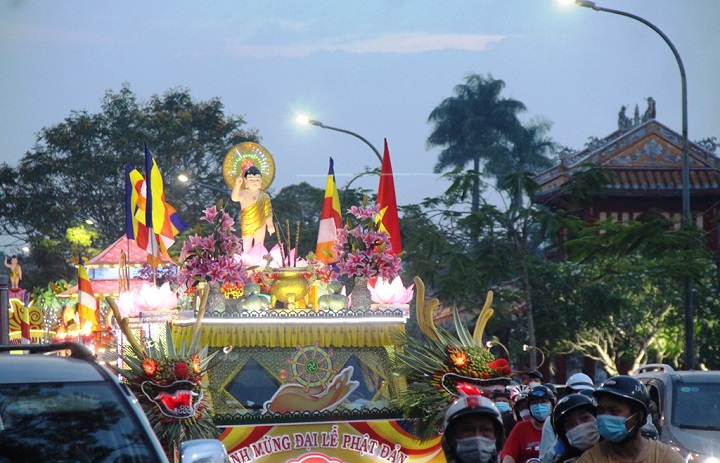 xe hoa phat dan pl 2566 lung linh tren cac cung duong co do hue