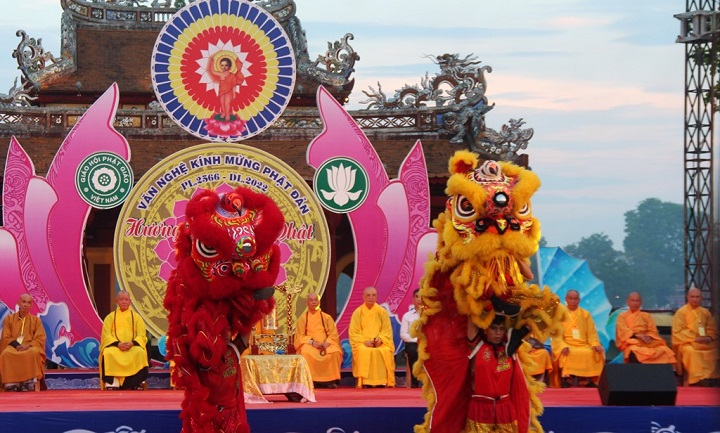 xe hoa phat dan pl 2566 lung linh tren cac cung duong co do hue