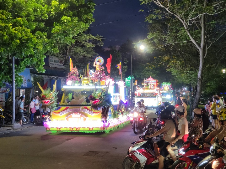 xe hoa phat dan pl 2566 lung linh tren cac cung duong co do hue