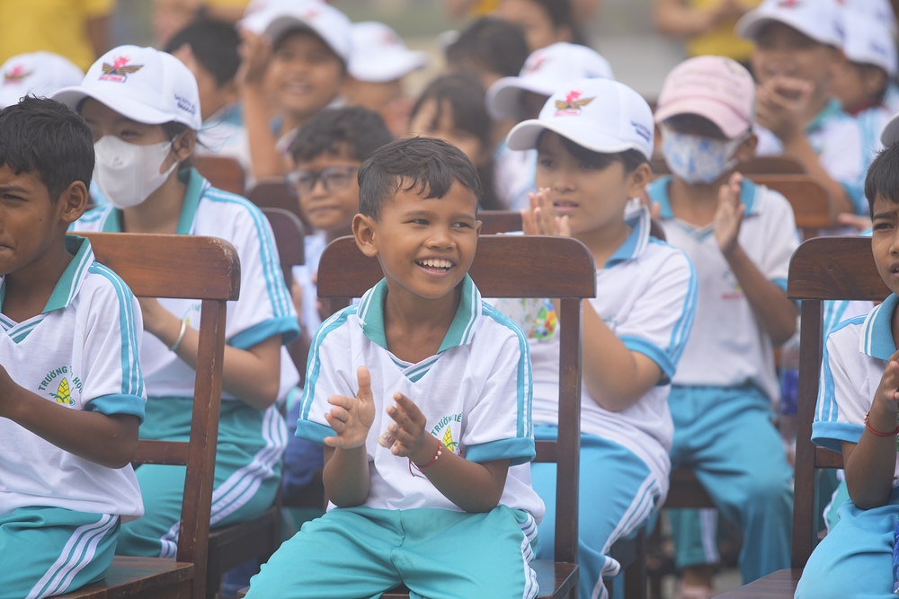 xuc dong hinh anh  ??hanh trinh tu te ?? tren dinh nui ba den