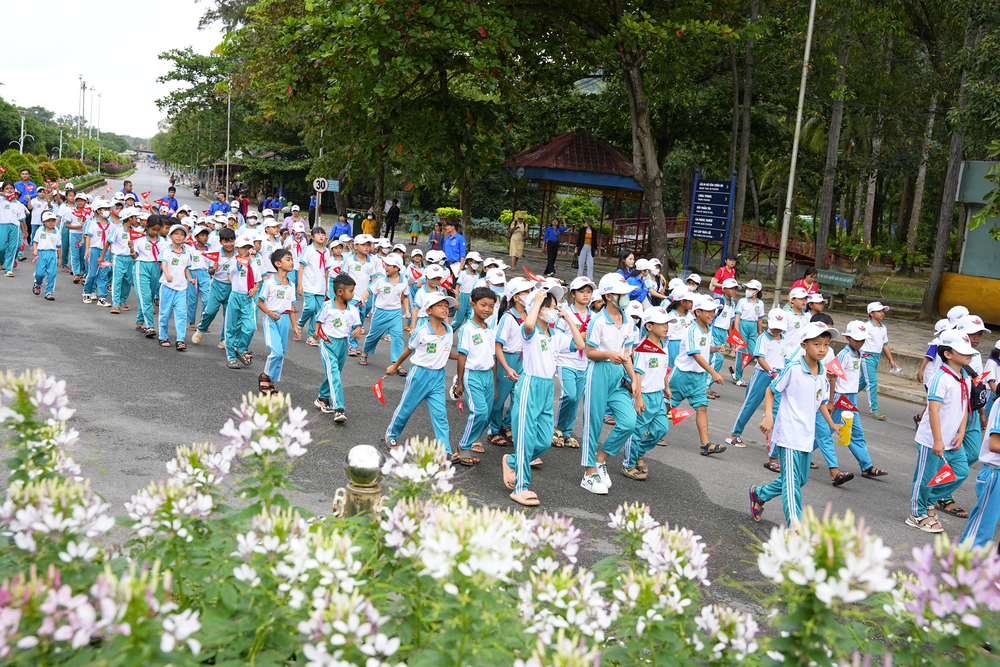 xuc dong hinh anh  ??hanh trinh tu te ?? tren dinh nui ba den